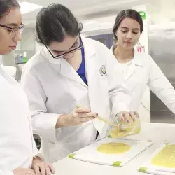 Estudiantes con bioplástico de mango