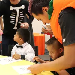 Alumnos conviviendo con niños