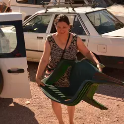 La maestra acomodando el bazar