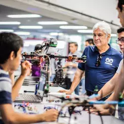 Profesor con alumnos en clase de drones