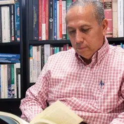 Profesor Felipe Balderas leyendo su libro