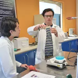 Alumnos del tópico de Jurassic Lab experimentando en el laboratorio.