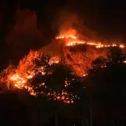 Tributo a los migrantes fallecidos de la comunidad con antorchas encendidas (tradición hñahñu)