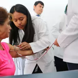 Estudiante de Medicina brindando atención médica