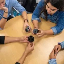 Estudiantes observando su proyecto