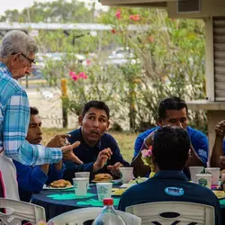 Profesor Rubén Nuñez de Cáceres dando una conferencia 