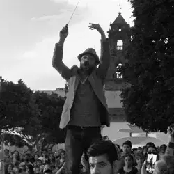 Profesor del Tec dirige a 230 músicos en un flashmob masivo