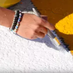 colaborador pintando en Voluntariado Tec