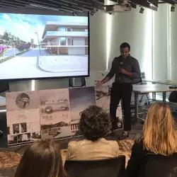 Alumnos de arquitectura, presentando el proyecto a INFONAVIT