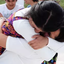 Alumnas de PrepaTec abrazándose emotivamente en Día Tec.