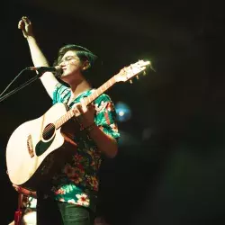 Emi Lopez cantando en el festival local de la canción una de las canciones que aparecen en su primer album