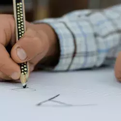 Estudiante trabajando en casa