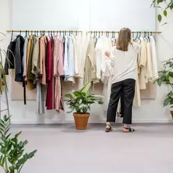 Optimiza tu closet sin perder tu estilo o dañar el ambiete esta experta te dice como lograrlo