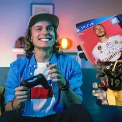 Joven jugando Esport con control de consola de videojuegos en su mano