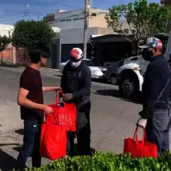 Entrega de despensa a recolectores de basura