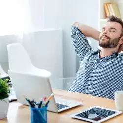 Joven haciendo una pausa de sus actividades en casa