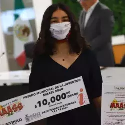 Alumna recibiendo premio en la presidencia municipal