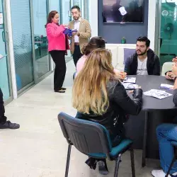 Diferentes estudiantes reunidos en el interior del punto de atención dialogando con encargados del CRDH