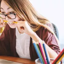 mujer estudiando