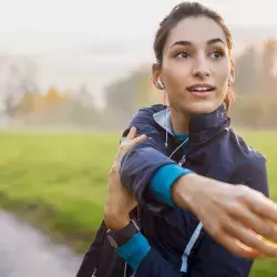 Tips para relajarte cuando sientas mucho estrés, como salir a caminar