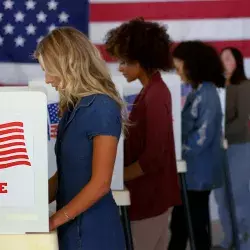 Elecciones en Estados Unidos 2020, gente votando en las urnas