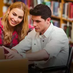 Alumno con discapacidad motriz y estudiante en biblioteca