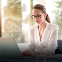 Mujer ejecutiva trabajando en computadora