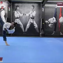 Alumna de Prepa Tec realiza su demostración de formas en taekwondo en la Copa Tabasco 2020.