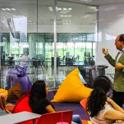 Juan Di Costanzo impartiendo clases en Tec campus Tampico