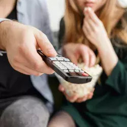 Pareja viendo películas