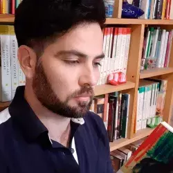 Isaac López leyendo su libro Inventario de la desesperanza 