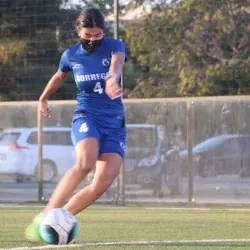 Integrante de Borregos Tampico de la disciplina de fútbol controlando un balón.