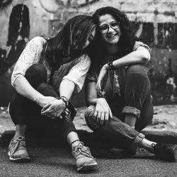 Mujeres sonriendo en calle