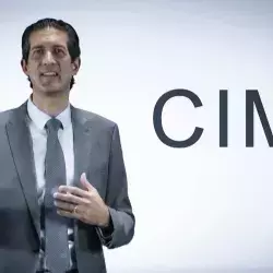 Bruno Zepeda, líder de Tecmilenio, explicando el plan de la institución