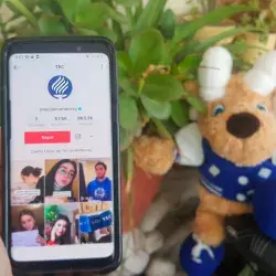 Teléfono móvil con cuenta TikTok del Tecnológico de Monterrey y Teus de fondo