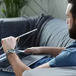 Hombre cerrando su computadora