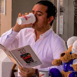 Gabriel Hernández, propietario de Degas Café , tomando un café con Teus.