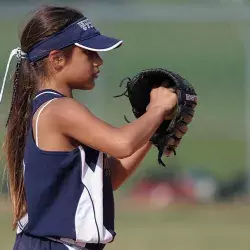 Niña jugando beisbol