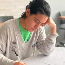 Karla Munguia estudiando para la olimpiada