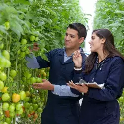 Estudiantes en el laboratorio agropecuario del Tec de Monterrey