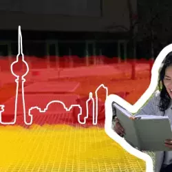 Alumna Tec estudiando feliz, con gráficos digitales de arquitectura icónica de Alemania de fondo.