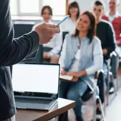 El profesor Farfán alimenta la curiosidad de sus alumnos para su aprendizaje.