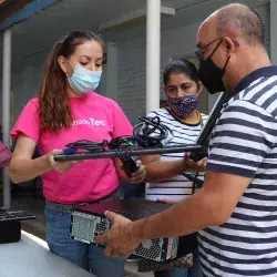 Entrega Tec computadoras a primaria