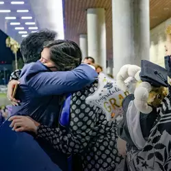 ¡Noches de festejo! Viven familiares de graduados emotivas ceremonias