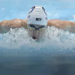 Sus ‘brazadas’ lo llevan al éxito académico y en la natación