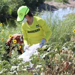 Los alumnos del grupo de robótica recolectando basura.