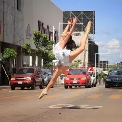 jimena posando en medio de la ciudad