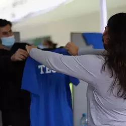 Mentores del Tec entregaron playeras a estudiantes del Tec Guadalajara.