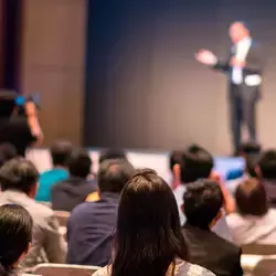 persona dando una conferencia ante un público