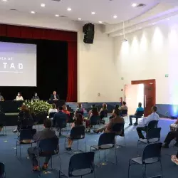 Los profesores y colaboradores reciben reconocimientos en ceremonia de lealtad.